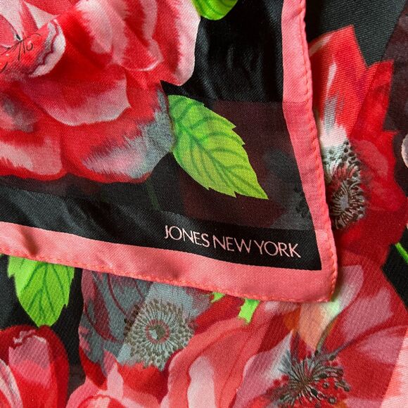 🦃 New York Floral scarf red green black  square 21 X 21 ins - Picture 4 of 4